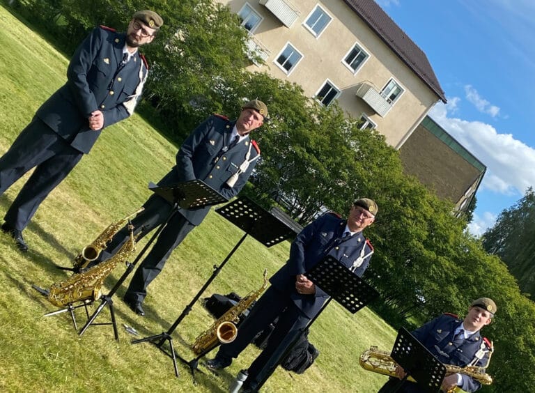 Fyra personer i uniform som spelar saxofon.
