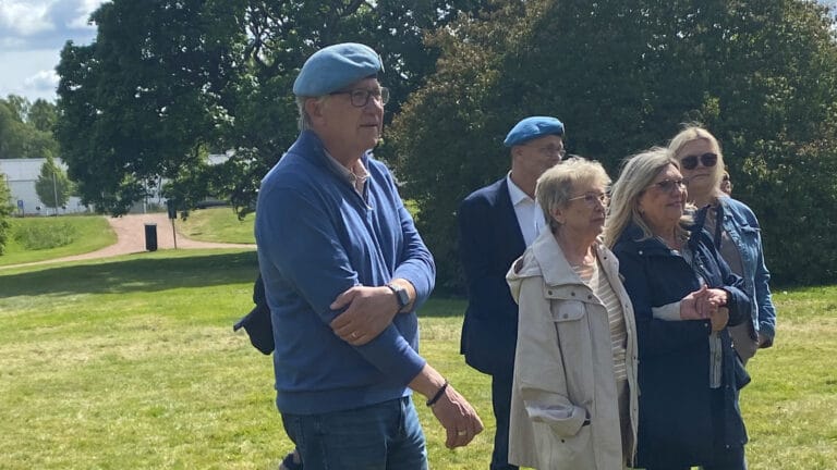 Två män och tre kvinnor som lyssnar på ett tal.