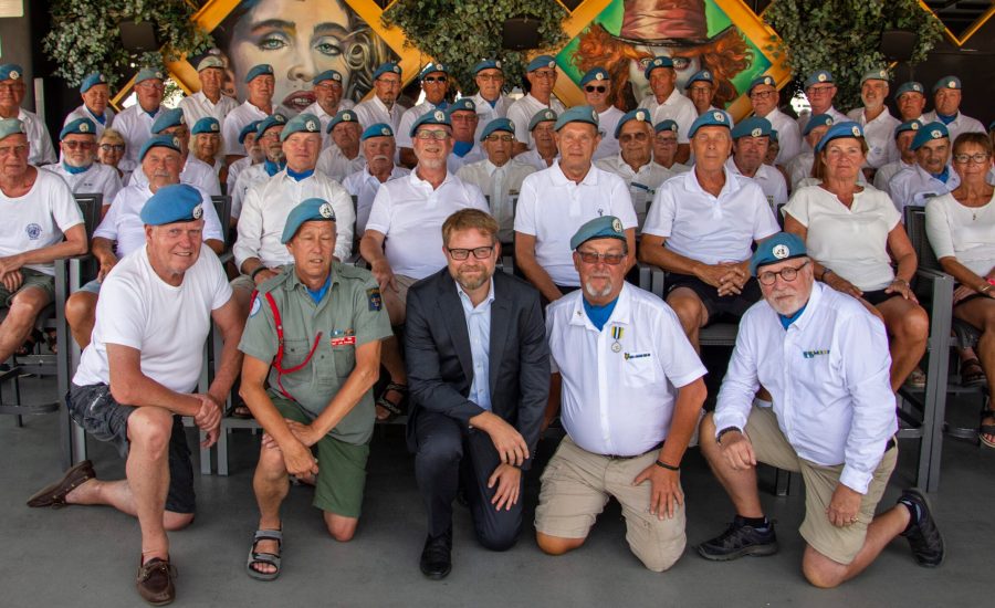 Klädda i FN-baskrar återupplevde svenska veteraner sina minnen från tjänstgöringen på Cypern, här med Sveriges ambassadör på Cypern, Martin Hagström.