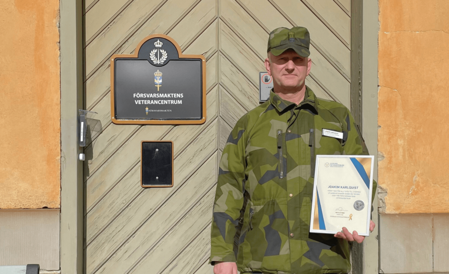 Överstelöjtnant Joakim Karlquist utanför Veterancentrums lokaler på Karlbergs slott, redo för nästa uppdrag som ställföreträdande regementschef på I 21 i Sollefteå. Foto: Hanna Ljungman.