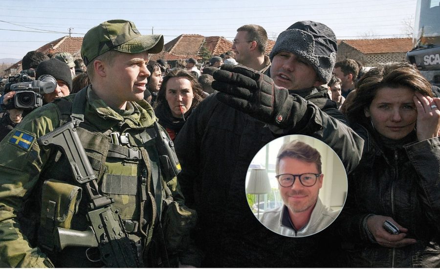 Martin då och nu. Martin Gudmarsson i Kosovo under KFOR-insatsen, i samtal med lokala invånare vid en avspärrning kring en grundskola i den serbiska enklaven Laplje. Området spärrades av efter ett telefonhot om bomb, och KFOR-soldater evakuerade platsen.